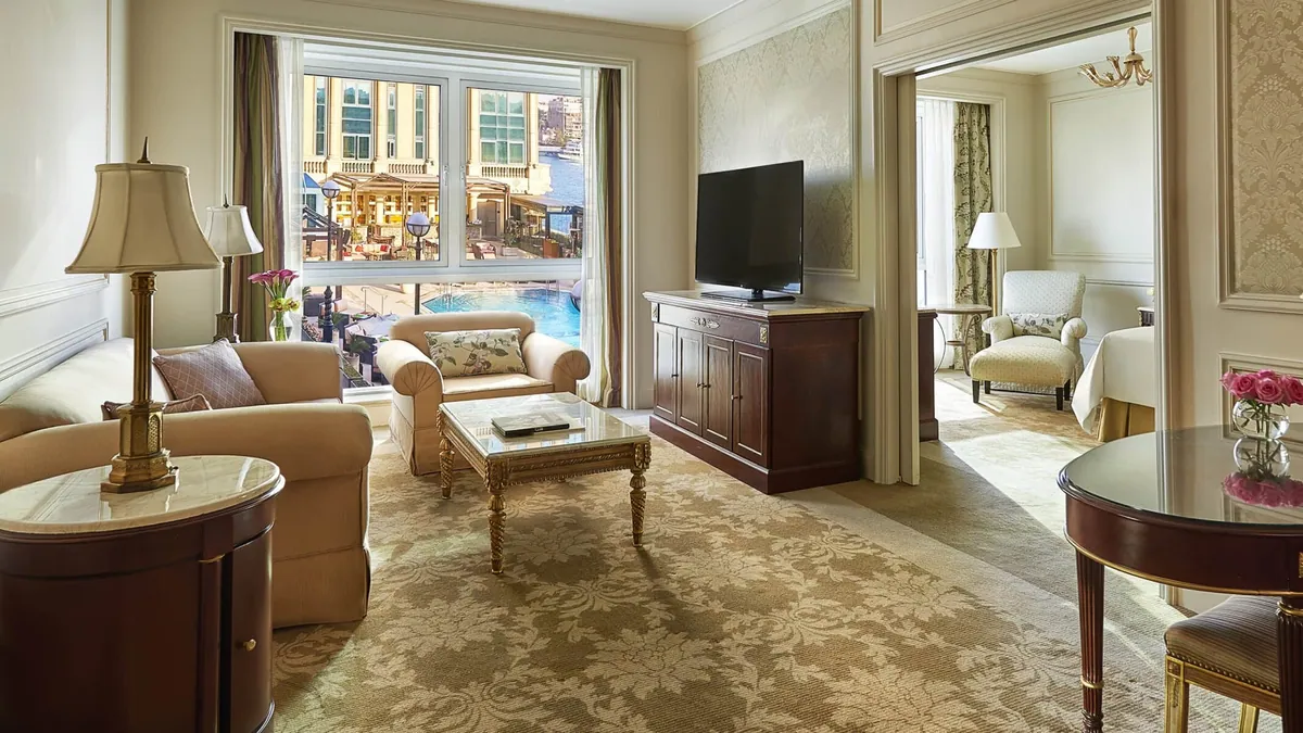 Executive Suite, 78 m², on the Nile side of the Four Seasons Hotel Cairo at The First Residence